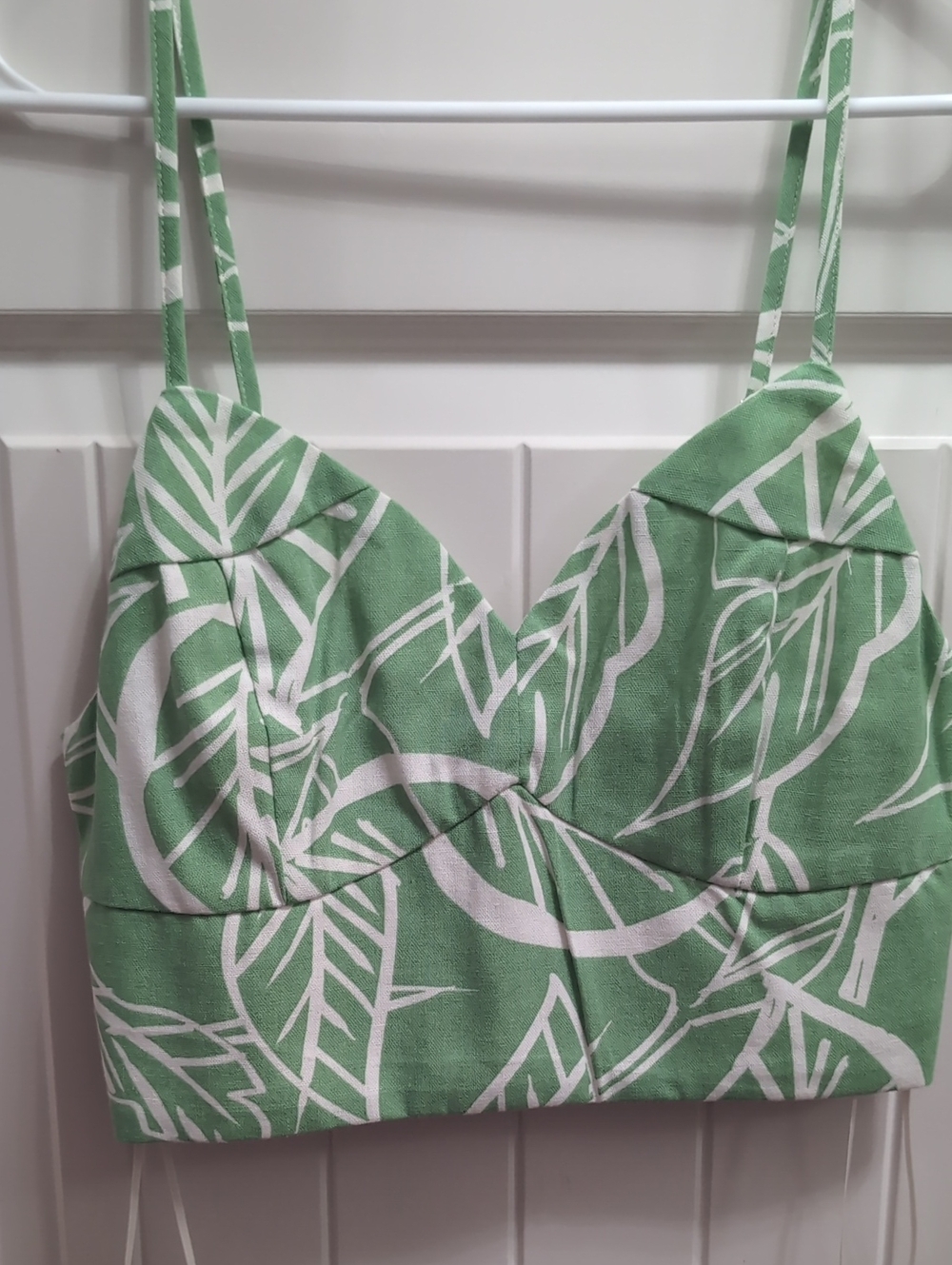 🌸3/$25🌸 Vici Green and White Leaf Print Crop Top